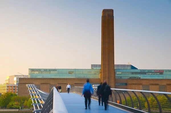 UK, England, London, Millennium Bridge and Tate Modern art gallery