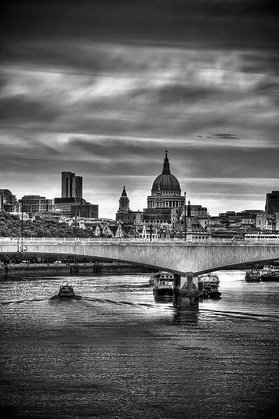 UK, London, The City, Waterloo Bridge over River Thames
