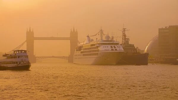 UK, London, River Thames, Tower Bridge, Cruiseliner, HMS Belfast