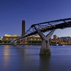 UK, London, Tate Modern and Millennium Bridge over River Thames